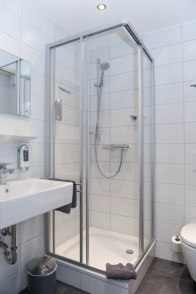 Helles Badezimmer mit moderner Dusche im Hotel Lamm in Waiblingen-Hegnach