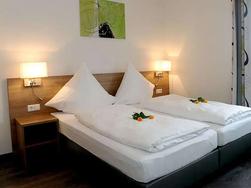 Gemütliches Doppelzimmer mit Doppelbett im Hotel Lamm in Waiblingen-Hegnach